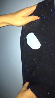 面料超差 衣服跟图片不符 衣服上面有破洞 边上开线   没有一点诚意