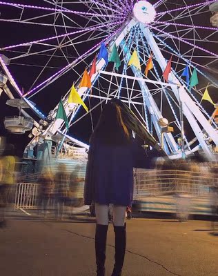 SW5050！！这简直是过膝靴的佼佼者，以前拍照po图我得拉腿！但这张真没拉！堪称长腿神器！而且拼接的面料有弹性，也不容易滑落，虽然是平底鞋但是也很好得拉长腿部比例。真的是秋冬必入的一款靴子，安利安利！！