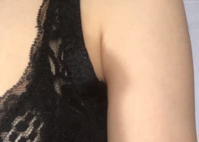 腋前那里会鼓起&hellip;&hellip;把肩带往锁骨方向拉才能平，但是这样不舒服&hellip;&hellip;左边的形状有点尖，好奇怪&hellip;没特别明显觉得有显胸小效果&hellip;&hellip;一分价钱一分货吧&hellip;有点藏不住咪咪头呀&hellip;&hellip;