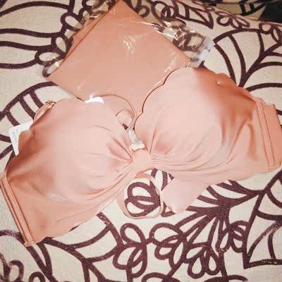 初次看到就很喜欢 很富有少女感  因为本人胸比较小 买内衣就很困难   店家很良心的介绍 很不错   内还附有内裤  初体验很棒！