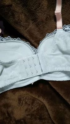 宝贝特别好，已经穿了好几次了，和图片基本没差多少，特别好看，他们家是我唯一看到的适合小胸的还带着漂亮的花纹。蕾丝也是非常的好看，以前没那么多款式，真的是能买到合适的就特别好了。 现在不仅款式非常合适，还穿着舒适，也很漂亮，真的是时代不同了，一起买了两套，码数都很适合，品质也很高，真的好喜欢，很透气很舒服，聚拢效果也可以，客服小姐姐也特别好，不厌其烦。态度很好和善 ，满意哦，哈哈 已经收藏店铺了，以后就是常客