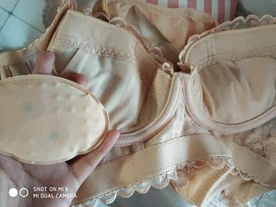 文胸今天拿到了，马上试穿了，颜色和做工很惊艳，穿着很塑型，胸瞬间变挺的那种，穿着也舒服，嗯，确认过眼神，是我想要的内衣。