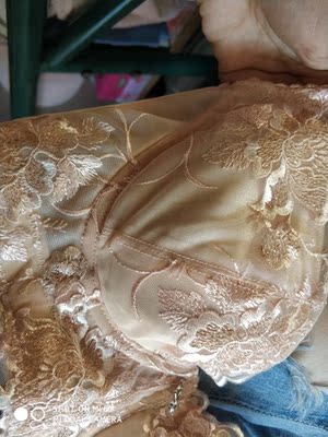 文胸今天拿到了，马上试穿了，颜色和做工很惊艳，穿着很塑型，胸瞬间变挺的那种，穿着也舒服，嗯，确认过眼神，是我想要的内衣。