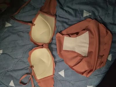 感觉是皮粉色，超级好看的呀，一整套穿上，你就是美少女战士，相信我，好看的不得了，少女感爆棚，后两张图片颜色没拍好，反正没色差，好看。