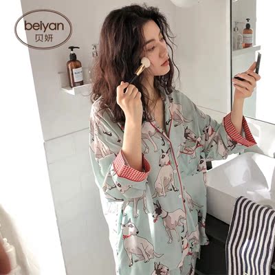 料子是纯棉的，穿上很舒服，就是领口感觉有一点低，袖口和裤腿的红色格子配起来很好看，总之很满意呀，很喜欢，但是那个红腰带真的有点一言难尽，我自己拆掉了