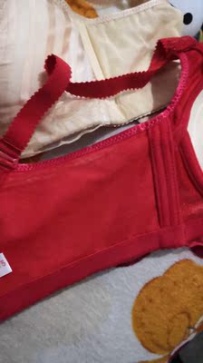 文胸质量不错,中厚度了,四排扣,穿上挺舒服 文胸质量不错,中厚度了,四排扣,穿上挺舒服