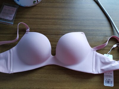 文胸尺码很合适,颜色很漂亮很喜欢。包装很好,总之很满意。 文胸尺码很合适,颜色很漂亮很喜欢。包装很好,总之很满意。