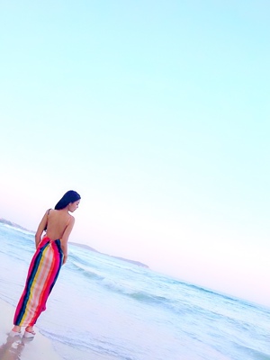 我穿有点大了，但是拍照很好看，自己把后面系了一下，去苏梅岛穿在海边拍照真的很好看