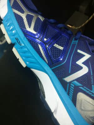 很满意，第一次对国产跑鞋改观，虽然设计团队在台湾，之前跑者世界有推荐，趁着双11优惠入手了，这几天穿着跑了十几公里，相比我的asics kayano24，这鞋轻些，有点捂脚，我是前脚掌落地，这鞋设计很匹配跑起来很轻快很容易刷pb&hellip;