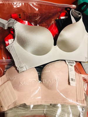 宝贝非常喜欢～穿上舒服。收到货里面有独立的包装袋，卖家贴心的把商品信息给划去了避免了收快递的尴尬哈哈哈哈哈，衣服收到后打开满满的惊喜，这一次性买了6件，真的是非常喜欢小梦家的内衣，款式非常的不错，关键是没有钢圈的内衣穿上对身体特别的好，没有束缚的感觉，都感觉自己没有在穿内衣了无束缚感，内衣的材质特别柔软亲肤透气而且弹性很好，，试了一下很舒服，客服推荐的码很合适，直播间里的美女很耐心询问各种尺寸有无副乳问题，关键价格便宜，非常完美，祝卖家生意兴隆感谢卖家。