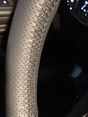 皮质手感很好，装上去方向盘质感立刻不一样，缝了好久才弄好，不过值了！