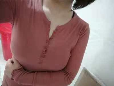 果然是植物的纯天然的，用起来还是温和很多。涂抹按摩之后有一点点的发热，还挺舒服的，客服说是吸收好的情况才会这样。总体来说还是比较好的比之前还是要圆润不少了，胸部弹性更好了，皮肤也紧致很多。