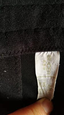 肉色的是才买的，长度短了两三个排扣的样子。黑色和绿色是实体店之前买的都是75b，上下围尺寸跟网上买的是一样的。网上买的聚拢挺好，太紧了。客服说因为罩杯深浅大小不一样。这个解释无法理解，胸大小就算了，长短应该一样撒。一点都不标准，让送一个排扣就算了，对方说公司没有这个东西。无语