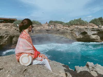 刚拿到的时候没有很喜欢，觉得好像有点显老，但是出去旅行在光线充足的地方拍起照片来还是很好看的，质感也很好，可以买！！