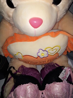 内衣不薄也不厚，双十一有活动一次买了三件，很实惠，同样的价钱在实体店一件也要一百多，还没有赠品和折扣，双十一这次购物很愉快，实体店一件的价格可以在活动期间买到三件内衣。建议各位宝宝们，买了内衣先通风散散味道，再手洗。