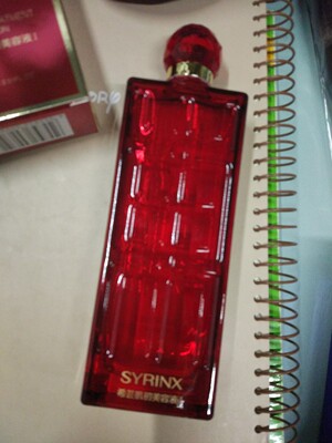 有色差，实物的颜色暗很多，更像是紫红色。码数倒是合适，很薄，平胸穿上就是没了。然后味道有点重，不是很能接受。本来是冲着款式买的，其他都一般般吧，没有特别满意的感觉。