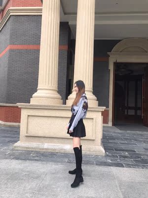 Stuart&nbsp;Weitzman是我很喜欢的一款牌子，几乎家里全是，这次又入手了一双，没有失望，2.5是对我比较合适的跟，穿起来就舍不得脱下了，主要靴子既能瘦腿又能拉长腿还不磨脚，简直就是我们女孩子的福星呐，巨爱！！