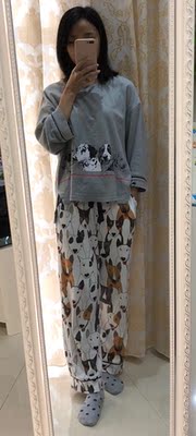 这是贝妍买的第二套睡衣，纯棉不起球。不太喜欢太厚的睡衣，穿着睡觉不舒服所以还是买的秋季季节穿的。尺码裤子什么都刚好，上衣是九分袖总漏一小截手臂，会冷。衣服上印花稍硬，还就是冬天穿真的还是会冷，需要披外套这样。