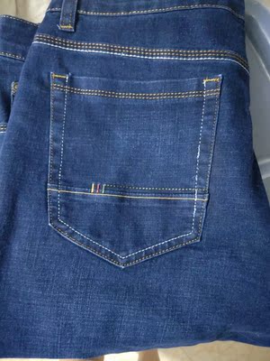 裤子质量很不错，颜色也和描述的一样，大小穿着也正好，物超所值。