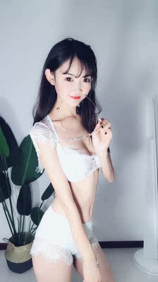 这套料子最舒服 白色的蕾丝感觉挺减龄的 又有点小性感哈哈