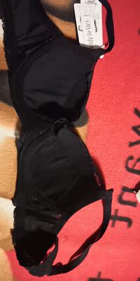 我只能说值这个价，第一次买这么贵的，但是贵有贵的原因啊，客服很耐心的陪着确定自己的码数和型号，恰好的包裹住，不压胸，低下也不会空杯，穿一天下来内衣也不会怎么移位，因为一直穿没钢圈的，刚开始还不习惯觉得勒着不透气。但是真的穿了几天之后就好了。很喜欢，穿上胸型很好看，不是盲目的调整形状，而是根据形状去挑选。。讲真的等我有钱会再买的！！