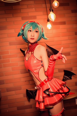 衣服很还原，翅膀非常挺，不过对于我这个三百斤胖子其实有点极限，刚好露到肚脐再小一点就不行了，尾巴超级可爱，总之非常好