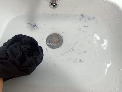 洗了无数次了,还是那么多毛毛在掉,卖家给我打电话说多洗一下就好了,每次洗我就过水十几二十次,还是这样 洗了无数次了,还是那么多毛毛在掉,卖家给我打电话说多洗一下就好了,每次洗我就过水十几二十次,还是这样