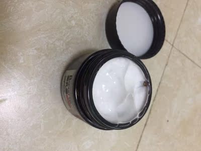 买了两瓶送一瓶，拆开在手上试了挺滋润的，也很温和。希望有效果吧，买衣服老是撑不起来穿什么都难看，