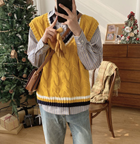 A tea and Agu yellow knitted vest men winter matching sweater vest