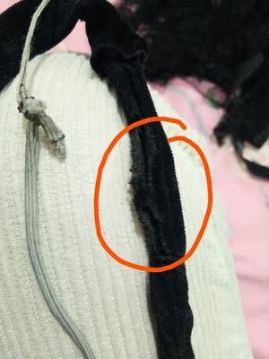 我想知道前两个图片中的这个带子是做什么用的！怎么会烂成这样！里面的松紧都出来了！你们发货都不检查的吗！故意的吧！虽然东西不贵最起码也要让顾客满意吧！还有第三张图片是个什么东西！绳子一面长，一面短的！本来看你家秀出来的图片挺满意的直接下单了！没想到收到的东西这样！让人瞬间很失望！