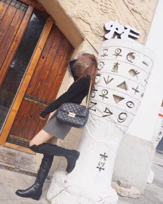 一直是Stuart&nbsp;Weitzman死忠粉，家里有双midland款的，这次买了一双皮面的，穿着很有气质呢！跟也不会太高，关键是走路还不掉筒，脚感很好，和朋友逛街走路都不累脚，穿起来显的我的腿巨长，巨喜欢，喜欢长靴的可以入手！