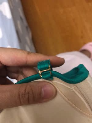 面料颜色都不错,就是金属配件洗完就掉色了,马上降低品质感了,建议品牌把金属件提升一下 面料颜色都不错,就是金属配件洗完就掉色了,马上降低品质感了,建议品牌把金属件提升一下