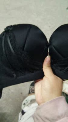 宝贝收到了，收到就试了一下感受，首先我要说一下这个内衣是上薄下厚的，冬季穿的话比较好，但是也有的习惯夏季穿的，穿上很舒服，弹力很好，聚拢效果超级棒，胸小外扩都可以穿，而且我是属于肩窄的那种以前买的都是宽肩带内衣就老是往下滑，但是这款肩带可以不滑很稳固，总的来说超级可以，就是物流有点慢，但是没关系，还是很满意，也要谢谢直播的主播小雅很有赖心给我推荐这款，