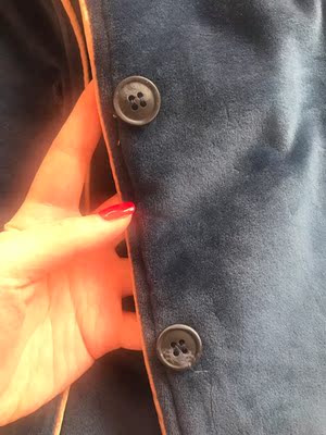 这个厚度不适合穿着睡觉，南方的冬天室内只穿这个又冷了，适合有暖气的北方，线头缠绕，扣子掉色，这两方面都要注意&hellip;&hellip;