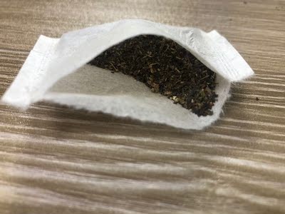 包装比较简单,味道淡淡的中药味,还能接受,刚才不小心撕烂了一包,里面都是搅碎的中药吧,喝了三天了,暂时还没有效果,等着看看一个疗程后再来对比一下吧 包装比较简单,味道淡淡的中药味,还能接受,刚才不小心撕烂了一包,里面都是搅碎的中药吧,喝了三天了,暂时还没有效果,等着看看一个疗程后再来对比一下吧