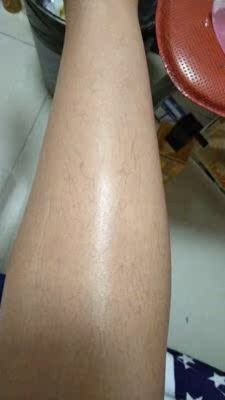 效果还不错脱的挺干净，还是要掌握方法，第一印象就是很干净，没有刺激性，很好的一款产品，也特别容易清洗，脱的很干净，价格也不贵，很划算了。第一次刮毛有这种体验真的很不错，只要十几分钟就好，很轻松就刮下来了。没有刺痛，很温和的。没有任何不适，脱完毛很舒服，皮肤滑滑的，