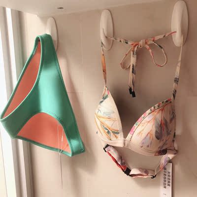 双十二入的,发货和物流都超快的,晚上还在送件,洗澡前正好收到试穿。图一是严肃的泳衣正面照可以看到下装是很少见的那种材质,像潜水服那种厚的。上衣超聚拢的(俗称显胸)80B上装选S码刚好提供给供大家参考。预产期就是下个月了,目前趁活动先囤着,等我产后游泳上泳池照。 双十二入的,发货和物流都超快的,晚上还在送件,洗澡前正好收到试穿。图一是严肃的泳衣正面照可以看到下装是很少见的那种材质,像潜水服那种厚的。上衣超聚拢的(俗称显胸)80B上装选S码刚好提供给供大家参考。预产期就是下个月了,目前趁活动先囤着,等我产后游泳上泳池照。