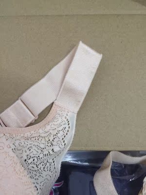 好,很好穿!肩带宽不容易掉,侧乳也能收住,没有钢圈也能拖起来,胖mm们想买的不用犹豫哦~尤其是扣子质量很好摸起来光滑,,不扎背。深色内衣里面配的也是浅色面料,这点个人觉得很好,很贴心!会继续支持的 好,很好穿!肩带宽不容易掉,侧乳也能收住,没有钢圈也能拖起来,胖mm们想买的不用犹豫哦~尤其是扣子质量很好摸起来光滑,,不扎背。深色内衣里面配的也是浅色面料,这点个人觉得很好,很贴心!会继续支持的