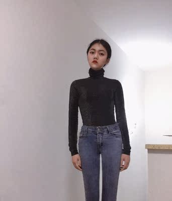 银丝面料很有质感，超修身，比一般的打底衫都显瘦，秋冬随便搭视觉也高级。