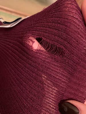 很满意,弹力比较大,微透的分寸掌握的恰到好处,回头率很高。这一款建议大家选一个颜色,而且请一定买买两件,因为很娇气,很容易被刮破,酒红色被我的高腰裤子拉链上的钩子勾住了,然后不小心一拉扯就成了一个洞。不多说了,趁有货我去囤几件,万年不过是的打底。 很满意,弹力比较大,微透的分寸掌握的恰到好处,回头率很高。这一款建议大家选一个颜色,而且请一定买买两件,因为很娇气,很容易被刮破,酒红色被我的高腰裤子拉链上的钩子勾住了,然后不小心一拉扯就成了一个洞。不多说了,趁有货我去囤几件,万年不过是的打底。