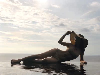 衣服很美。海边很适合。