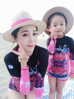 长袖泳衣很防晒很显瘦哦，带宝宝去海边玩，特意买了长袖的，质量很好，不会热，宝宝挺喜欢的。