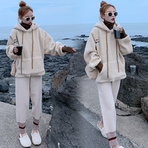 Maternity clothing autumn and winter 2020 new fashion mom lamb wool warm top hooded fashion maternity winter suit
