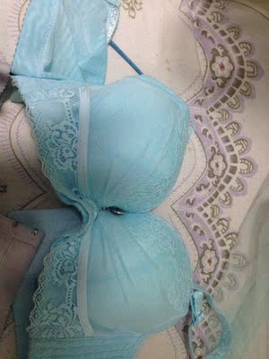 买了两个不同款，对比如图。这是第二次买了，比第一次的感受好太多了！这次两个胸罩下水后都没有味道，和上次一样很贴身很舒服，胸围长度刚好，不紧也不松，固定小胸的效果还不错，内衬拍图给大家看了，灰色款内衬要舒服些，也比蓝色款手感更柔软些，也更聚拢些，穿上后灰色款更凸起些，呵呵。不想内衣单一就买了两个款式换着穿，个人爱好而已。