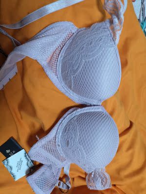 棉垫有点厚,但是无钢圈很舒服,小胸适合,秋冬天穿没毛病,保暖啊!款式也好看,很实惠,第一次买这个牌子1,买了两件,质量都还可以 棉垫有点厚,但是无钢圈很舒服,小胸适合,秋冬天穿没毛病,保暖啊!款式也好看,很实惠,第一次买这个牌子1,买了两件,质量都还可以