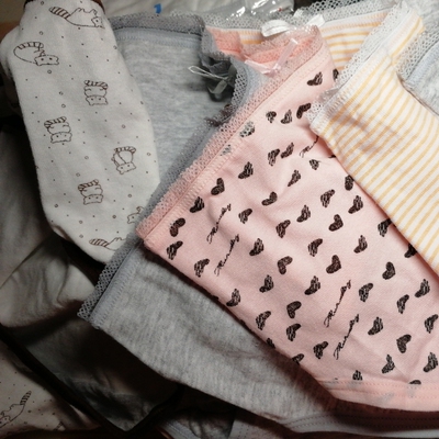 性价比还是很高的，款式也不错，就是很薄，不是很柔软，裆部还可以双层的。发货速度超快。