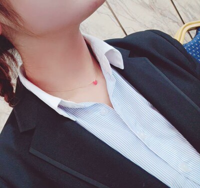 小红心项链小巧精致很漂亮，款式潮流，戴着给人小清新的感觉