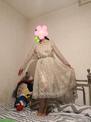 很美的裙子，感觉自己就是小仙女～  感觉真实的颜色要偏米黄一些，但是也很好看～ 还有一个小问题，难道就我一个觉得脖子地方的纱有点扎吗？😂😂😂 然后我就把纱剪了留了蕾丝，就不扎啦～