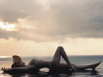 衣服很美。海边很适合。