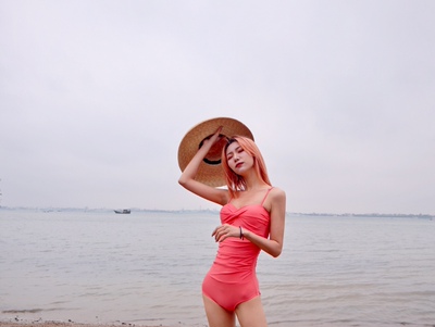 泳衣灰常好，显腿长，也显瘦，狠得体也狠性感性价比高，值得购买哦!最重要的是物流也狠快，前天晚上买的今天就到货了